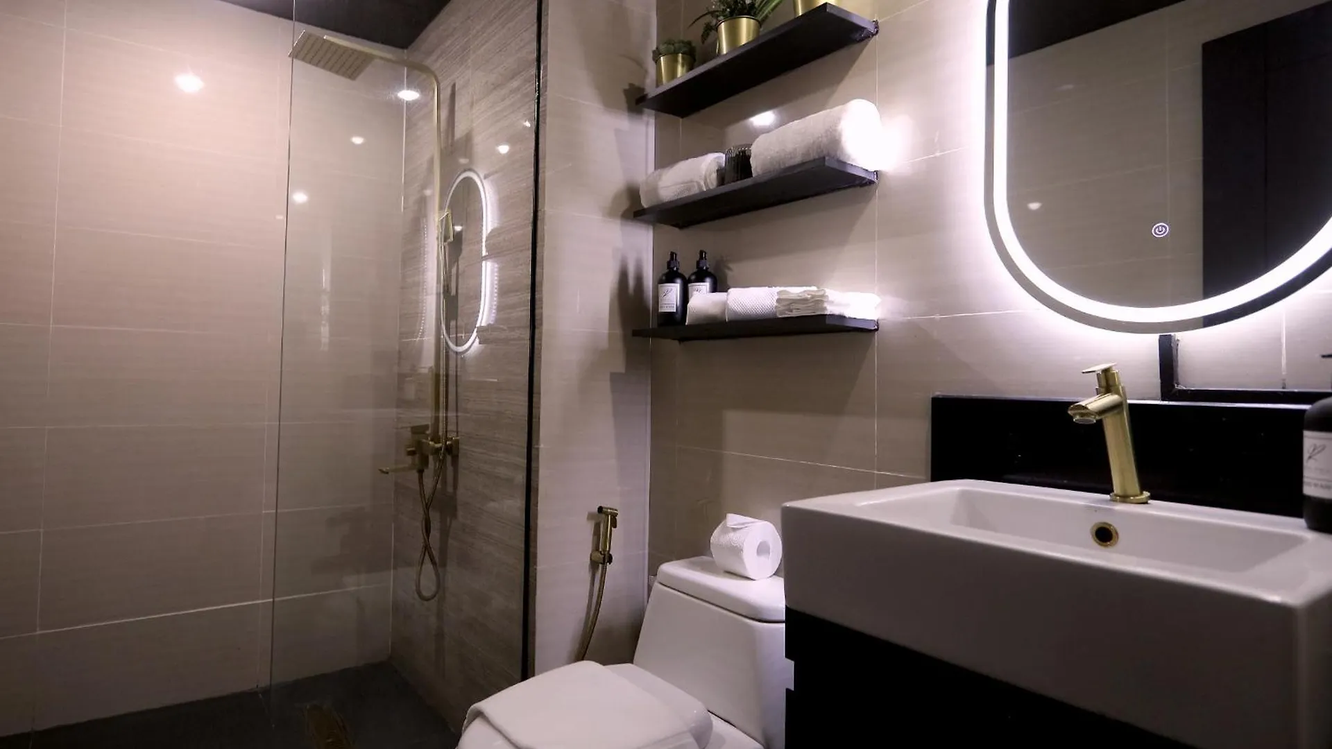 Luxury Apartment With Pa, Skyline View & Top Amenities Manila