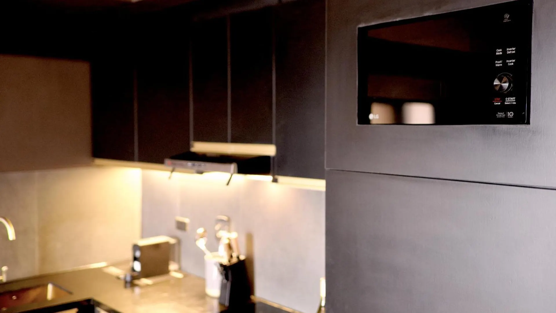 Luxury Apartment With Pa, Skyline View & Top Amenities Manila