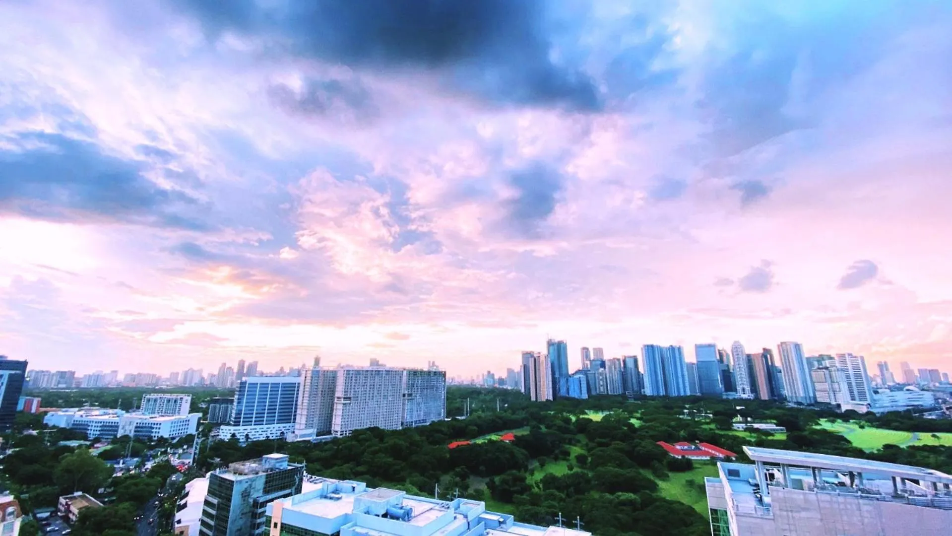 Luxury Apartment With Pa, Skyline View & Top Amenities Manila